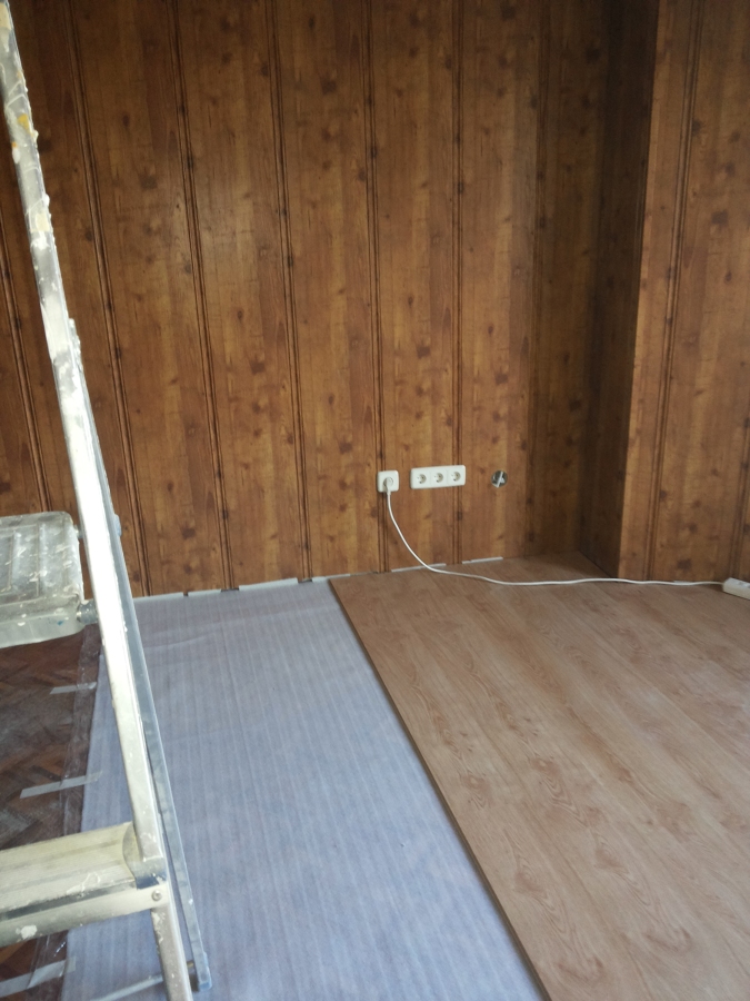 Poniendo el suelo corrido de salón a habitación continua 05