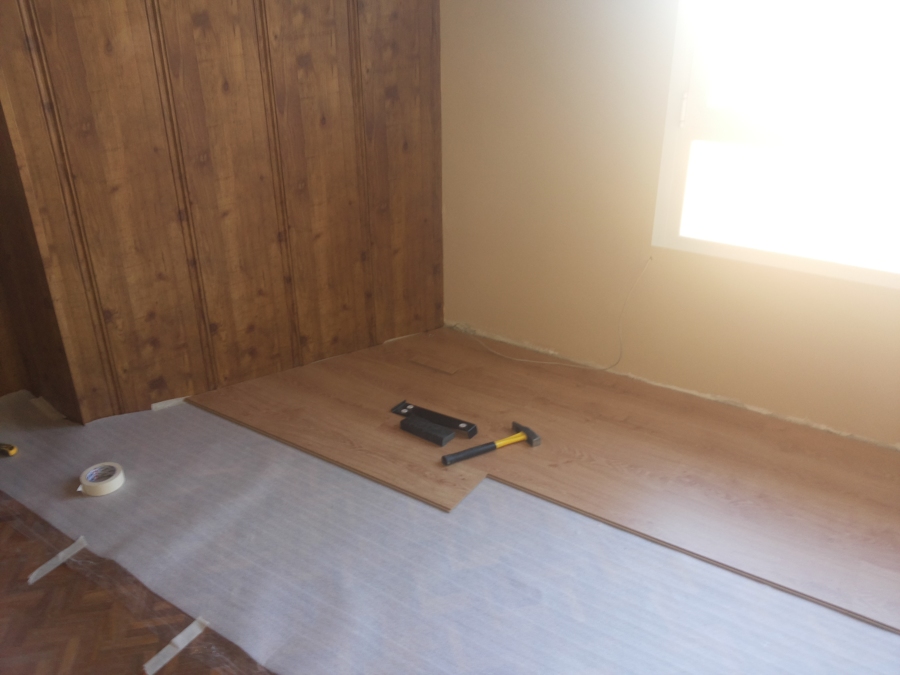 Poniendo el suelo corrido de salón a habitación continua 06