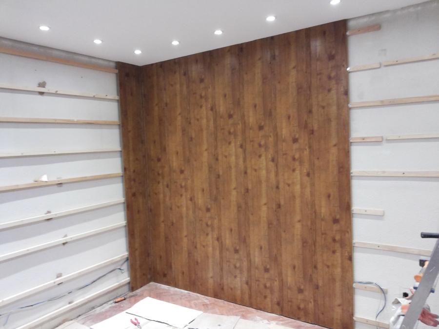 Poniendo friso sobre rastreles