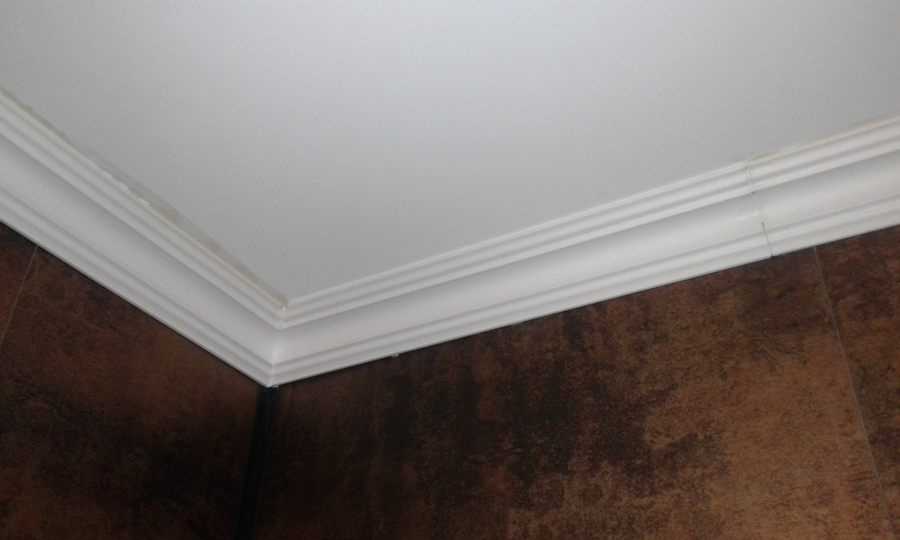 Poniendo la cornisa de poliestireno