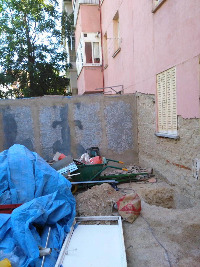 PONIENDO MALLA DE FIBRA DE VIDRIO