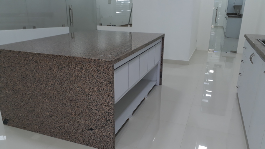 porcelanato blanco en piso pieza de 1 metro cuadrado