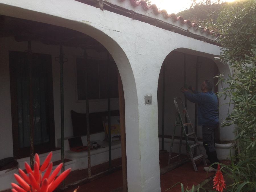 Porchada a reformar y hacer columnas con capiteles y jacenas de savinas