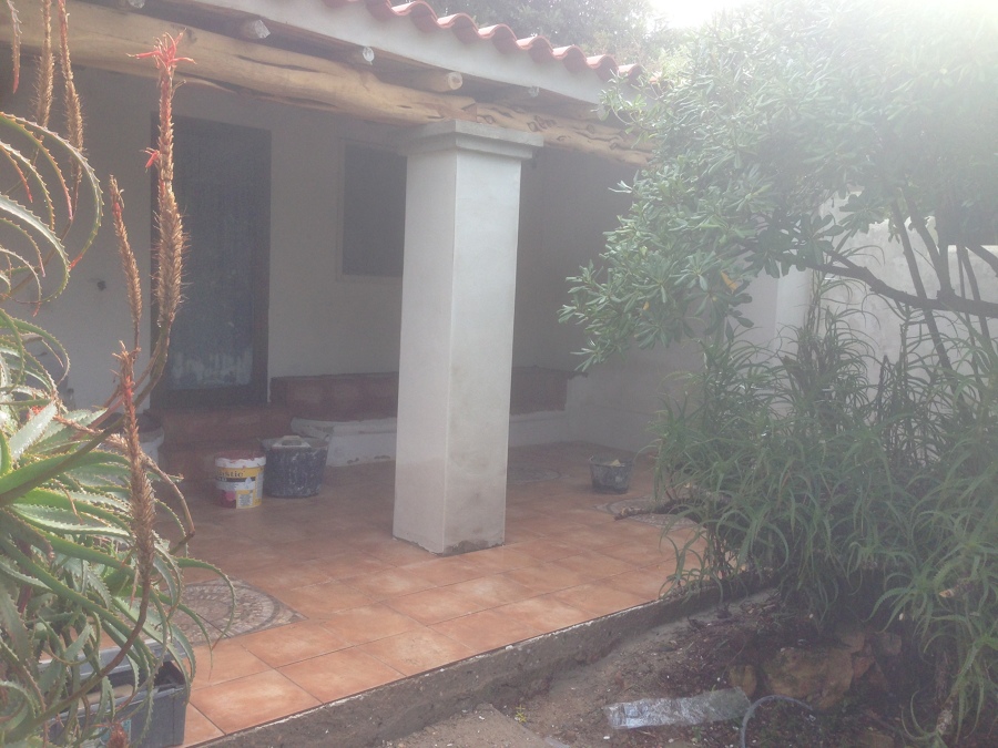 Porchada ya terminada faltando detalles del suelo como rodapiés