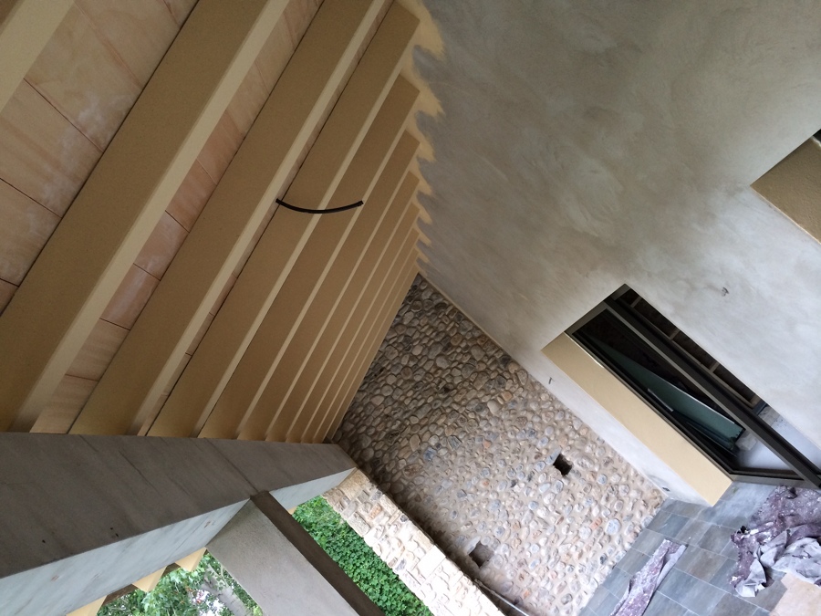 Porche casa de montaña vigas y paredes