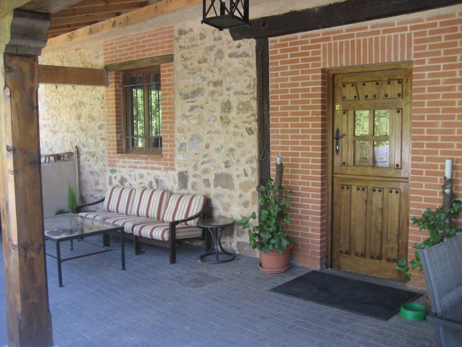 Porche con hormigón impreso, rehabilitación de muros de piedra y ladrillo
