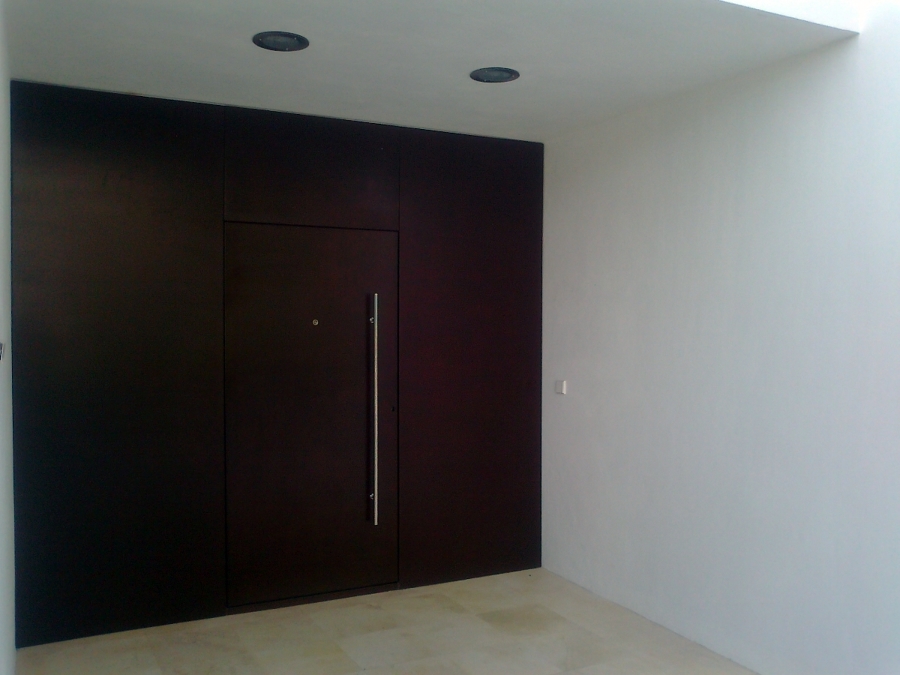 Porche de acceso. Panelado acero cor-ten