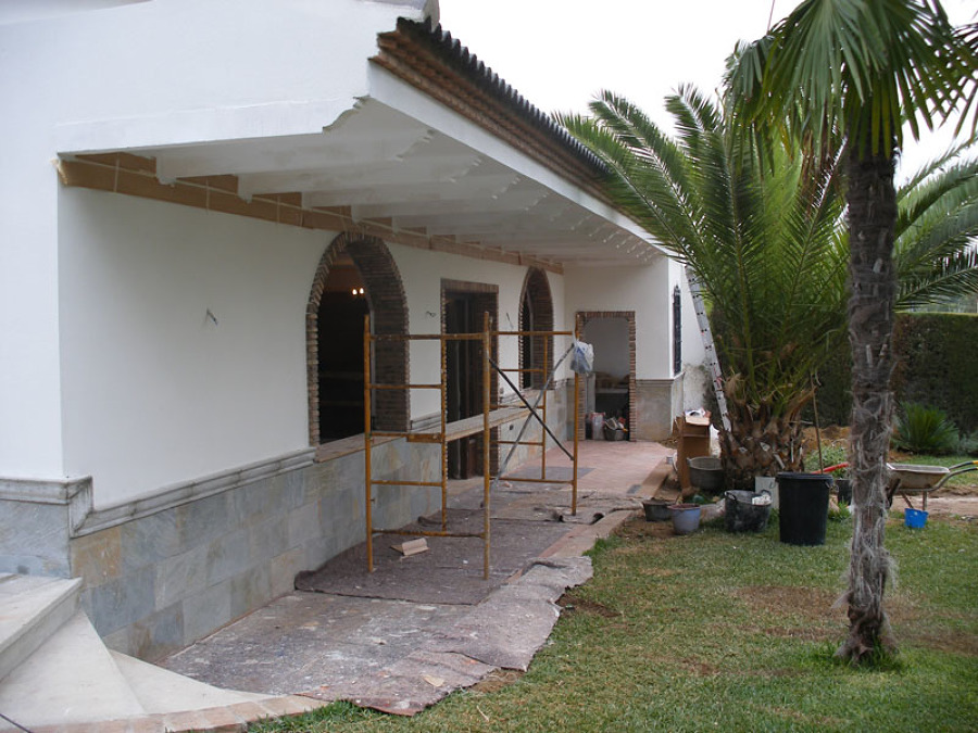 Porche del salon sin pilares y con vigas de hormigon prefabricado.
