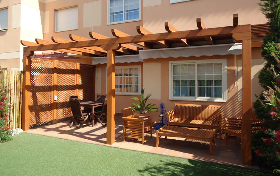 Porche en jardín con entradas de luz