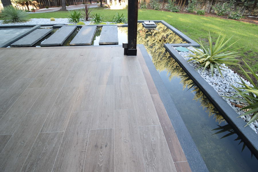 Porche trasero con río y estanque