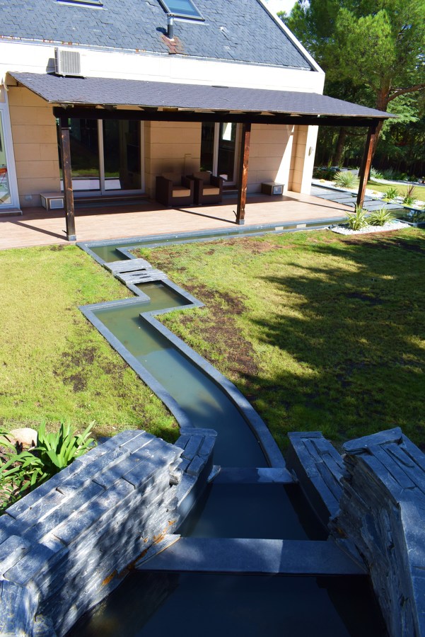 porche trasero con río y estanque