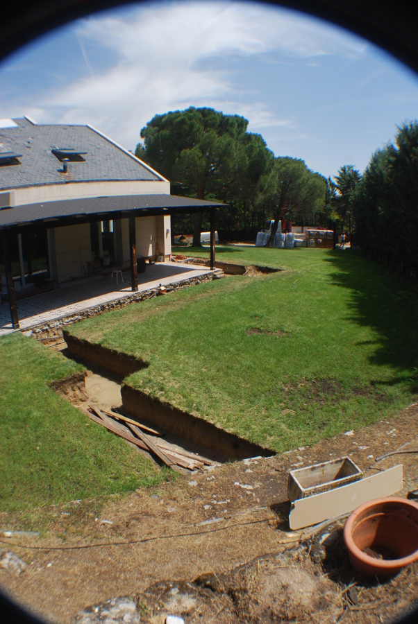 Porche trasero con río y estanque en construcción