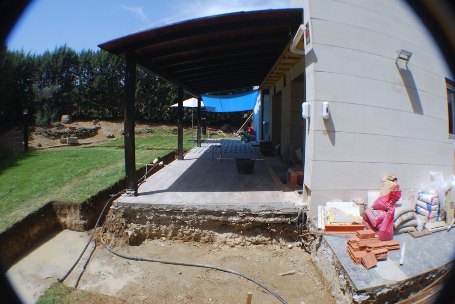 Porche trasero con solado, río y estanque en construcción