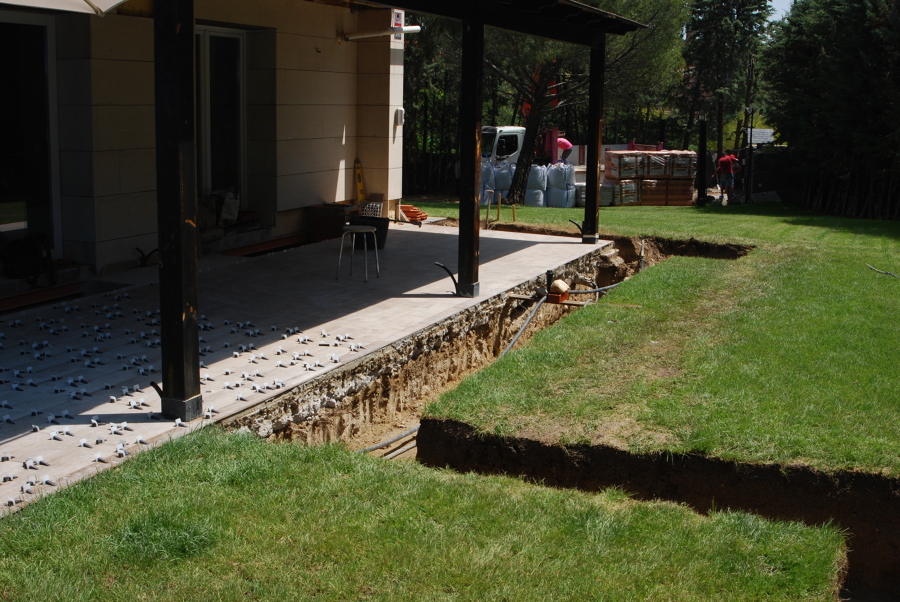 Porche trasero con solado, río y estanque en construcción