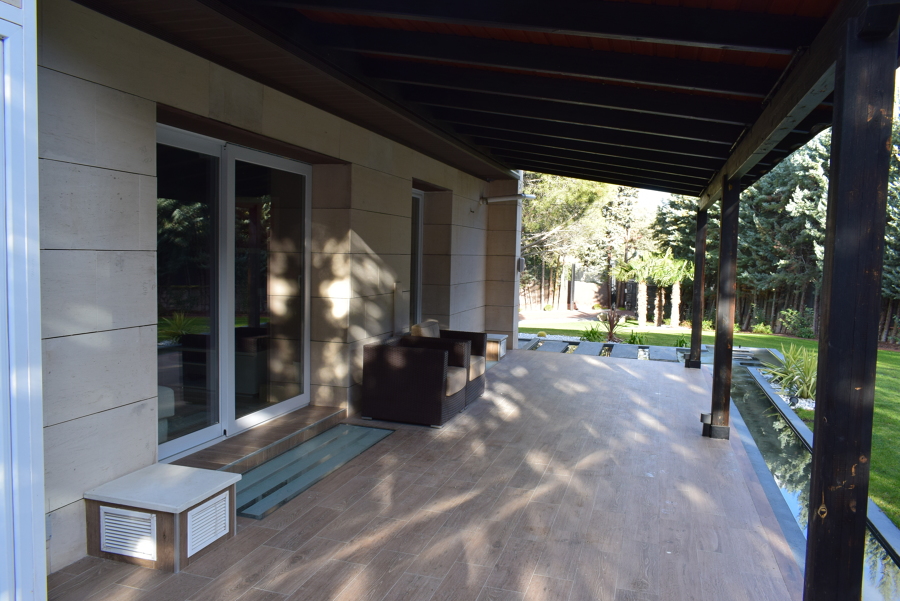 porche trasero con tragaluces al sótano