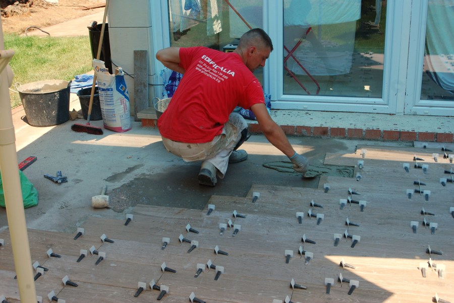 Porche trasero. Solado porcelánico