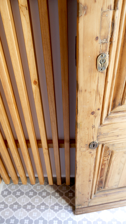 Porta d'accés a l'habitatge restaurada.