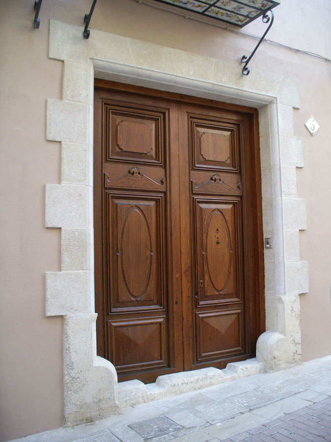 portada de piedra con arco adintelado