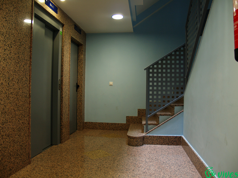 Portal del inmueble que da acceso a ascensores y escalera