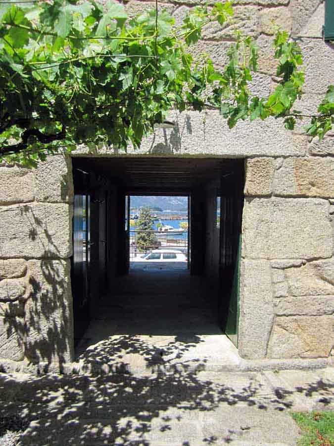 Portal desde el jardín