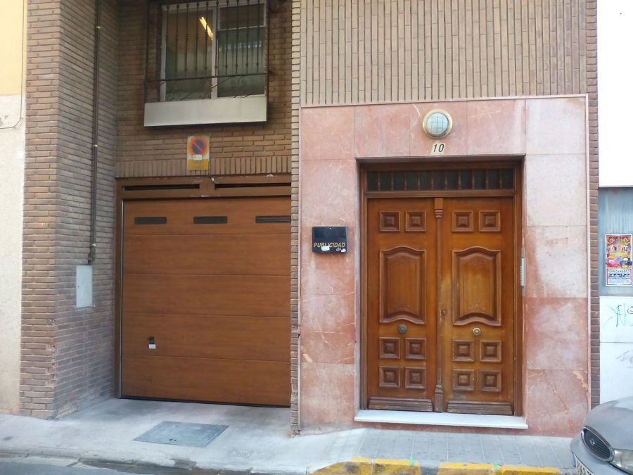 Portal y puerta del garaje