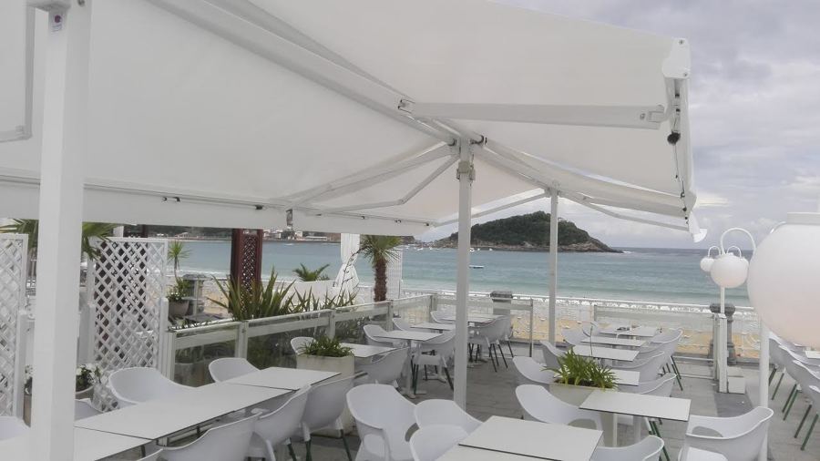 PORTERIA BITOLDO CON MAMPARAS PARA TERRAZA HOSTELERIA