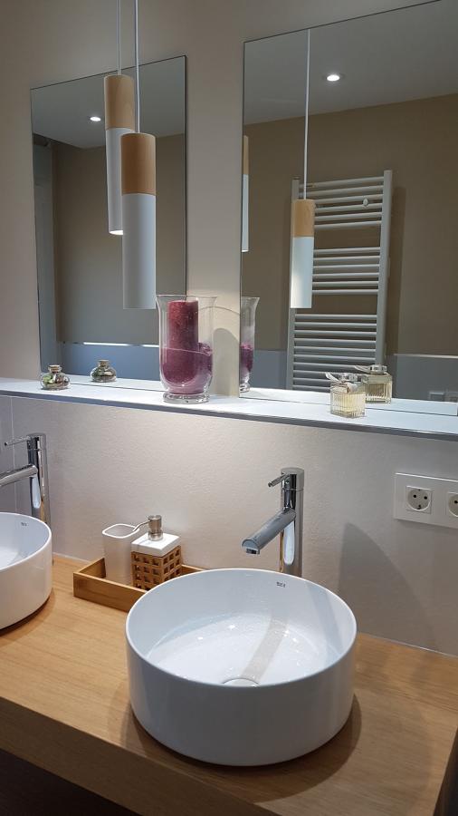 POYETE SOBRE LA ENCIMERA Y LAVABOS