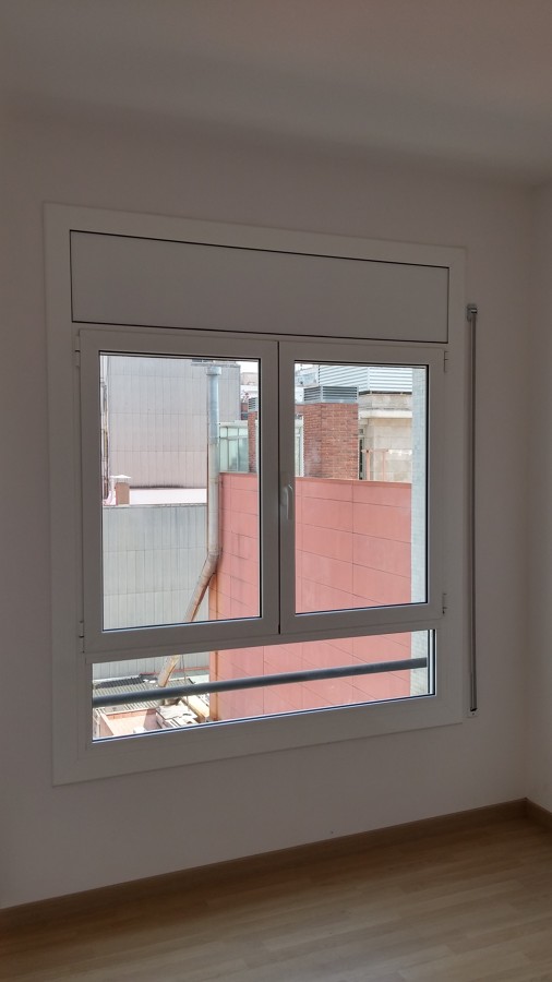 Ventana oscilobatiente de dos hojas