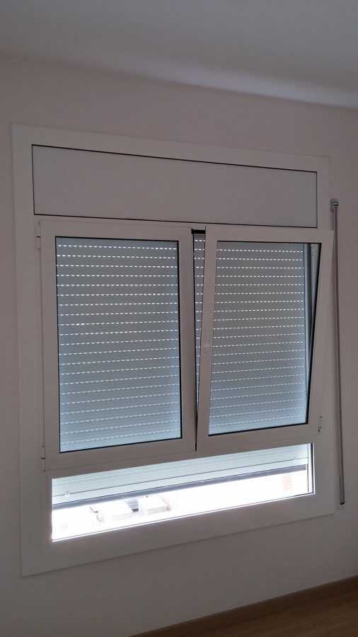 Ventana oscilobatiente de dos hojas