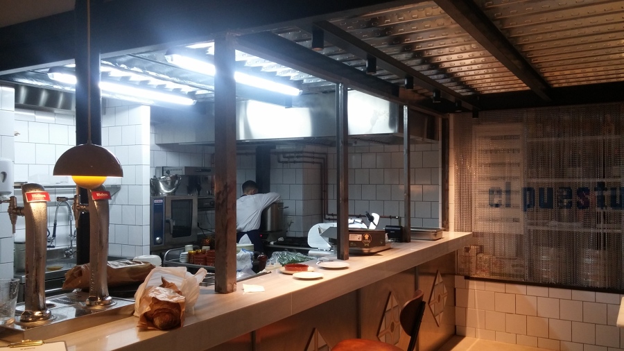 Preparación de cerramiento de cocina con ventanas guillotina en hierro y vidrio armado