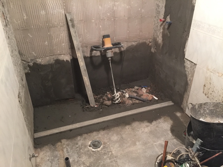 preparación de fondo y paredes para la instalación del plato de ducha. 