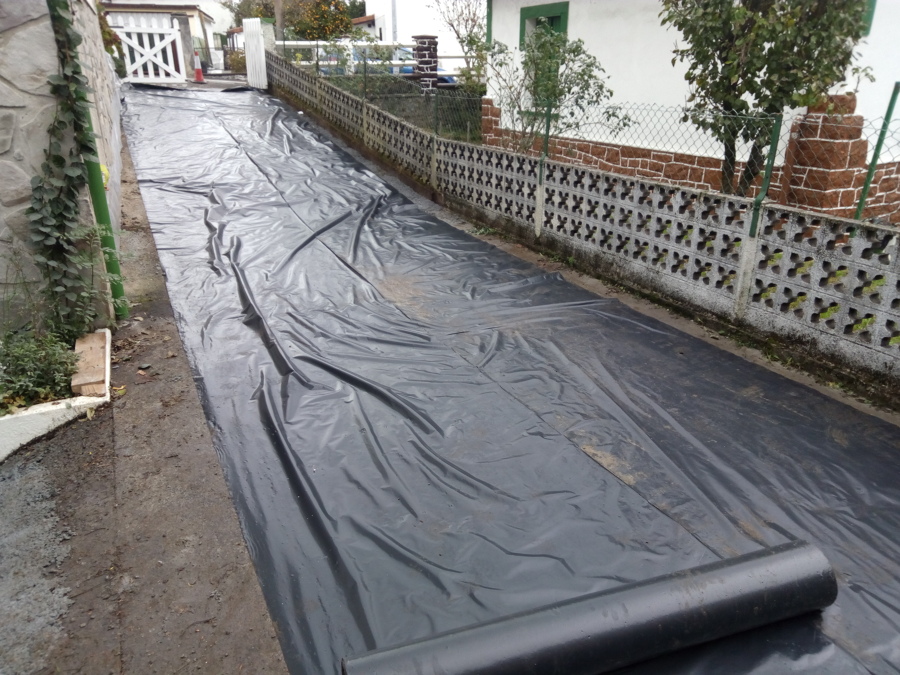 Preparación de terreno con picado de jardineras.