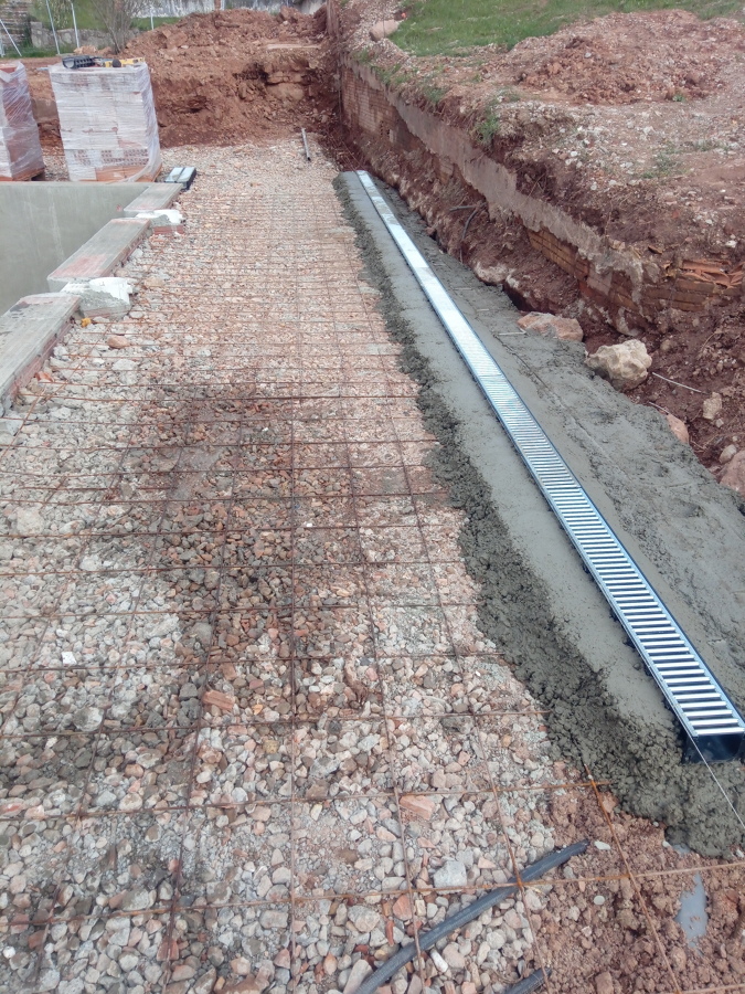 Preparación del entorno de la piscina. Canalización para pluviales.