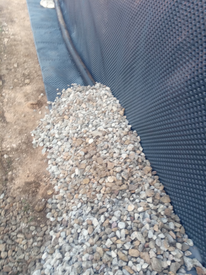 Preparación del sistema de drenaje pluvial del muro de contención.