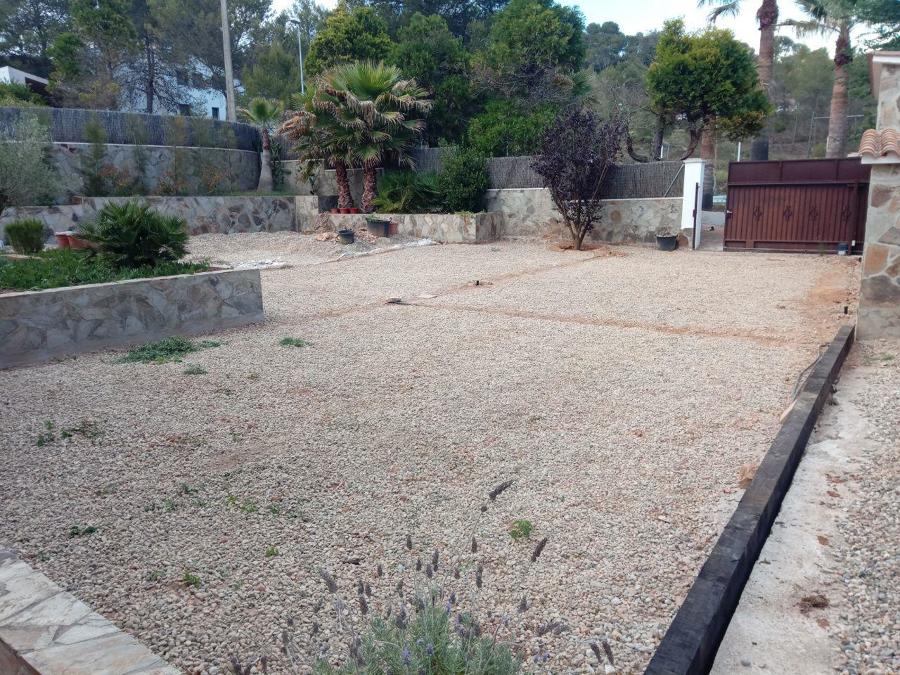 Preparación del terreno con gravilla para un buen drenaje