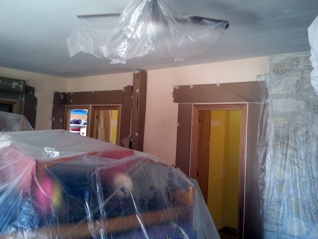 Preparacion para aplicacion  de pintura decorativa en salon