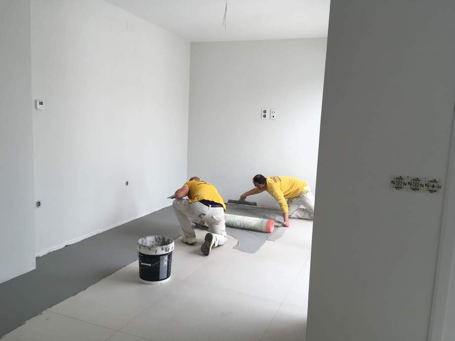 PREPARACION SUELO MICROCEMENTO EN COCINA