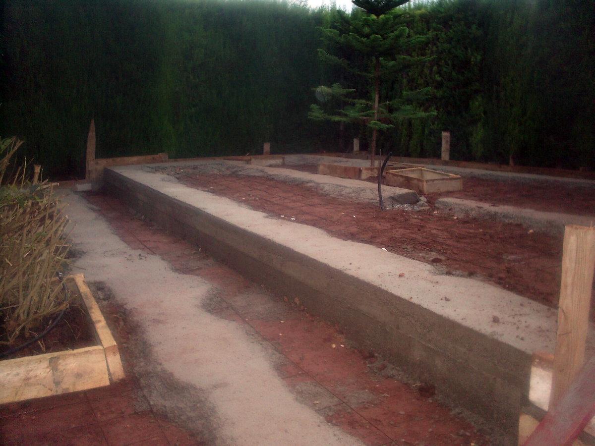 PREPARACION SUPERFICIE EN JARDIN PARA SOLADOS