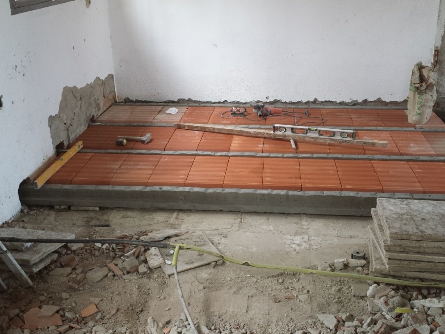 preparando un forjado ya que solo tenia tierra