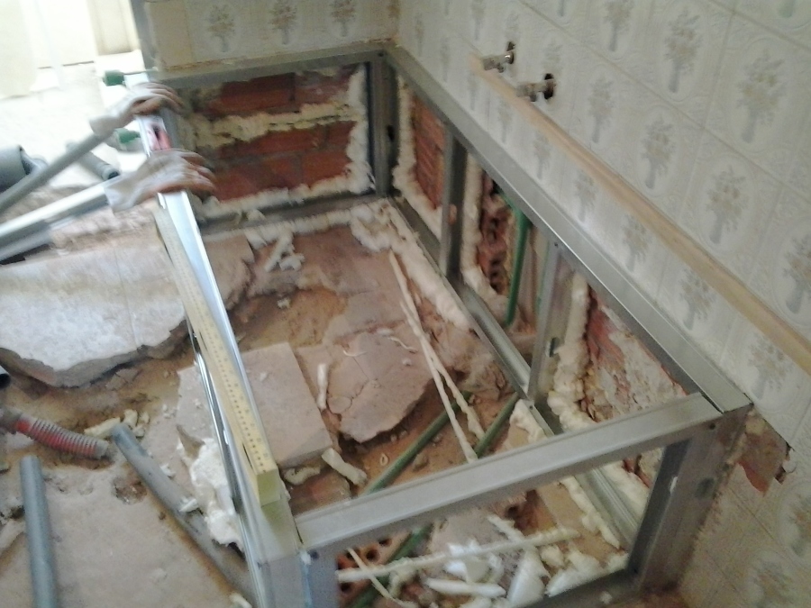 Presentación de la estructura de la bañera hecha con perfilería de pladur.