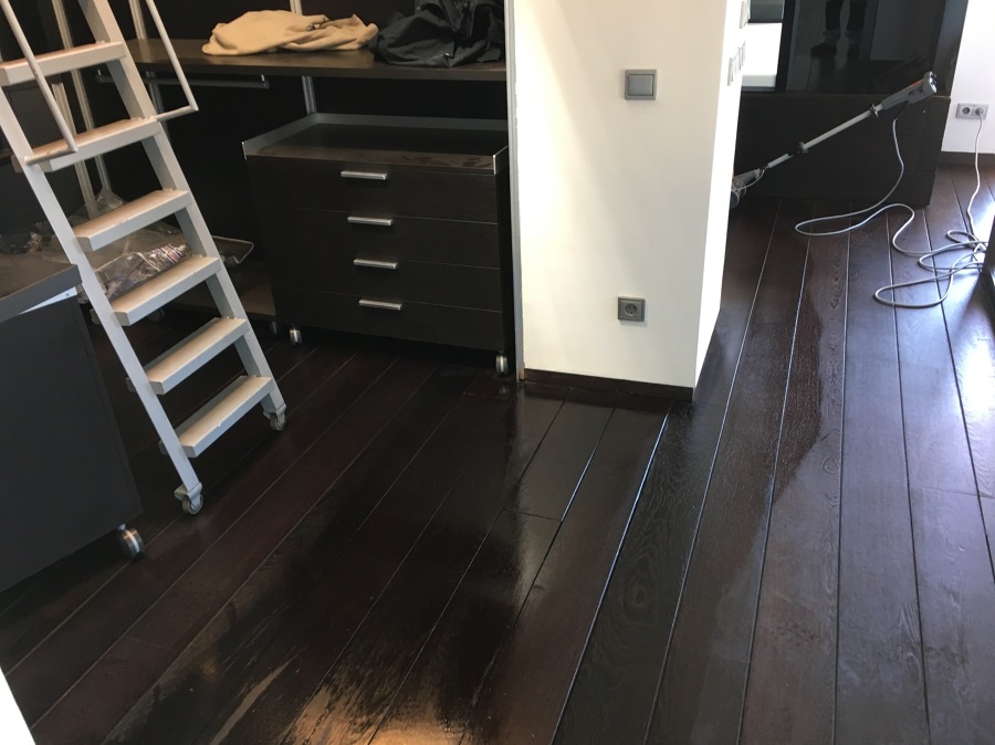 PRIMERA MANO DE ACEITADO DE SUELO 