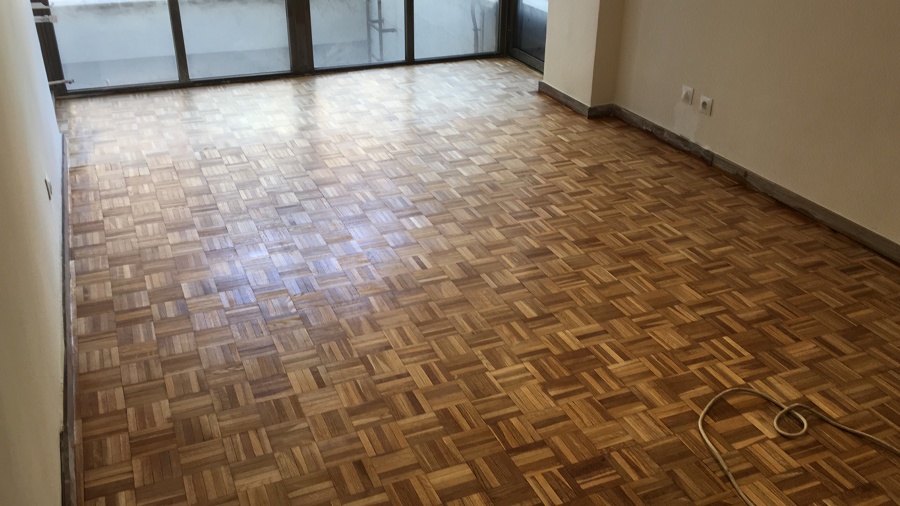 PRIMERA MANO DE BARNIZ 