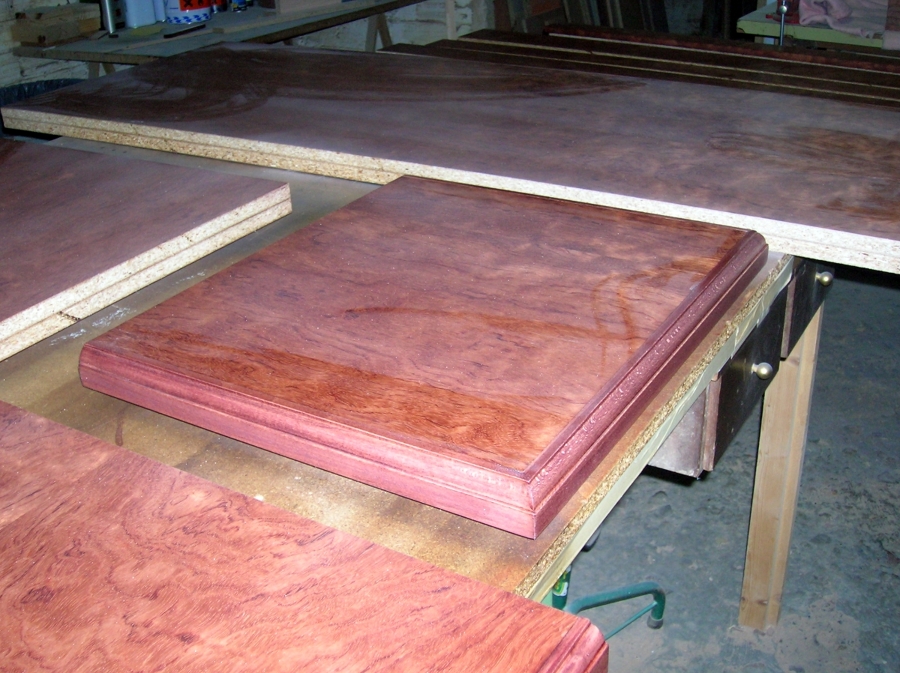 proceso de barnizado de madera de bubinga