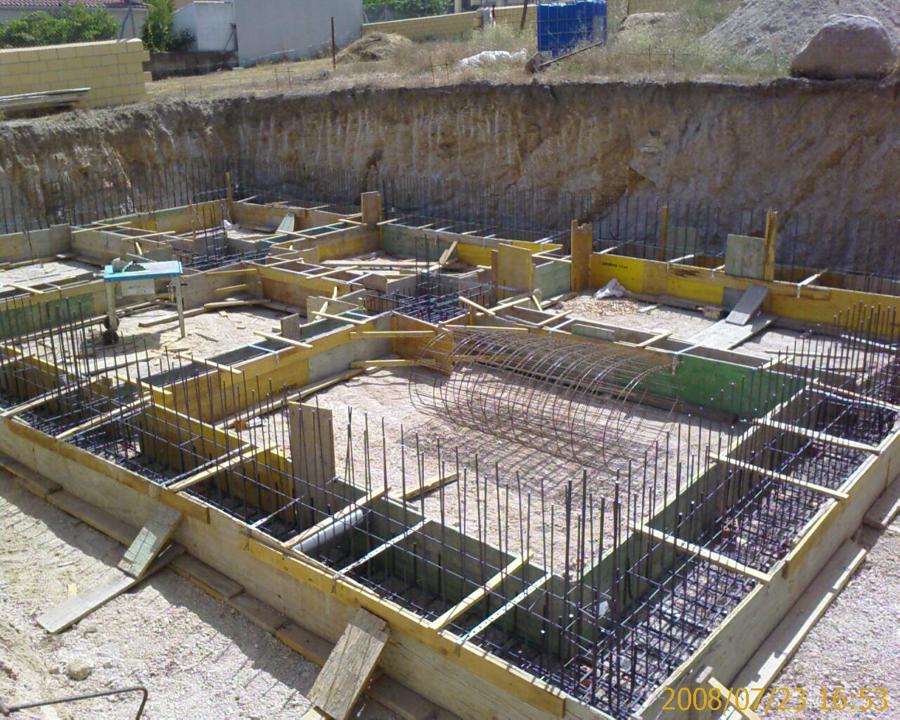 Proceso de encofrado de cimentación de vivienda unifamiliar