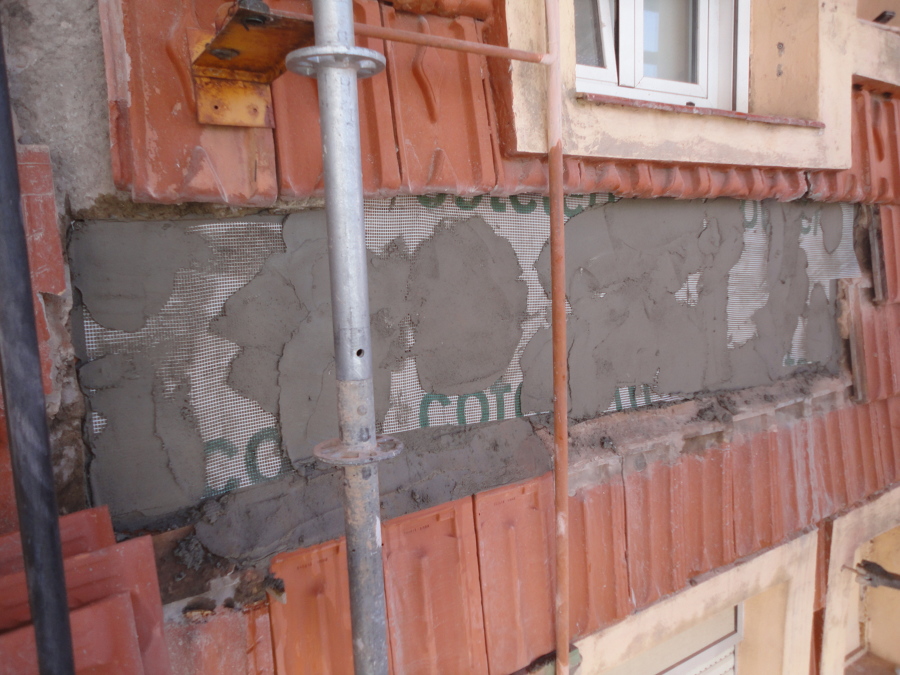 Proceso de enfoscado reforzado con malla.