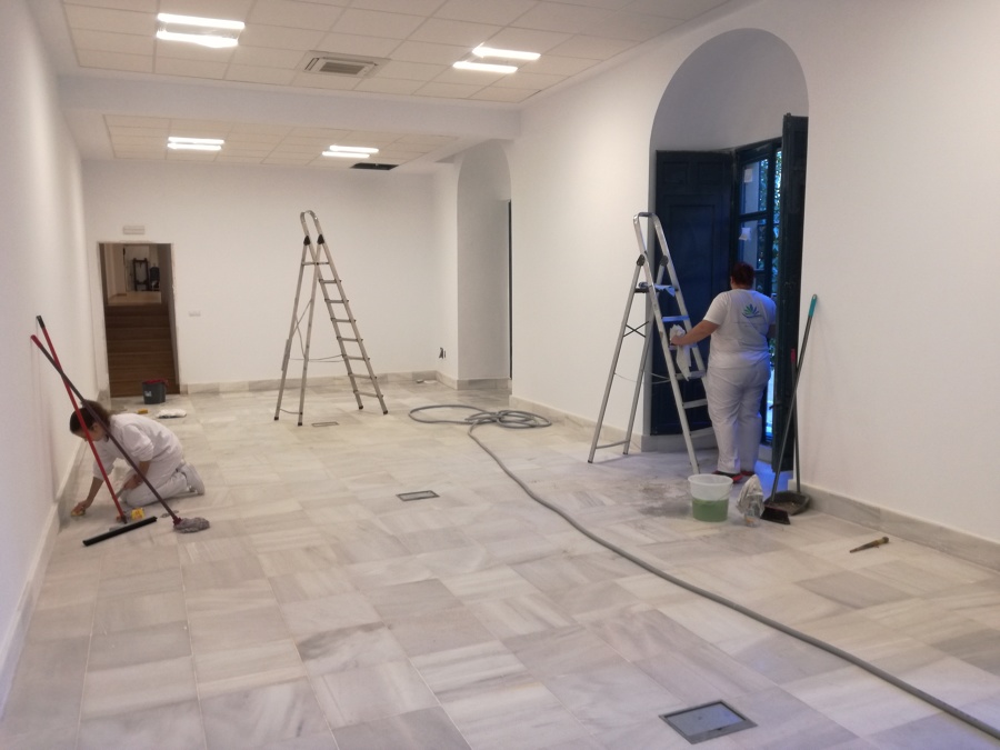 Proceso de Limpieza de Suelo de Mármol y Ventanas.