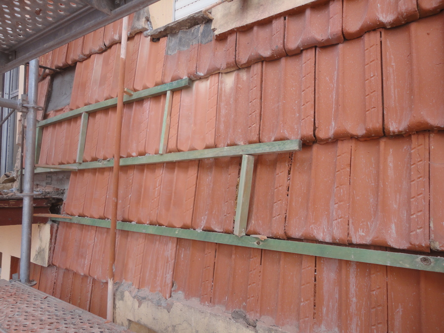 Proceso de reconstrucción del revestimiento de teja.