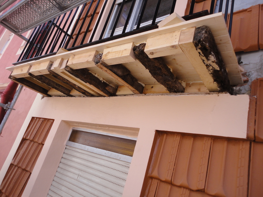 Proceso de refuerzo de estructura de los suelos de los balcones.