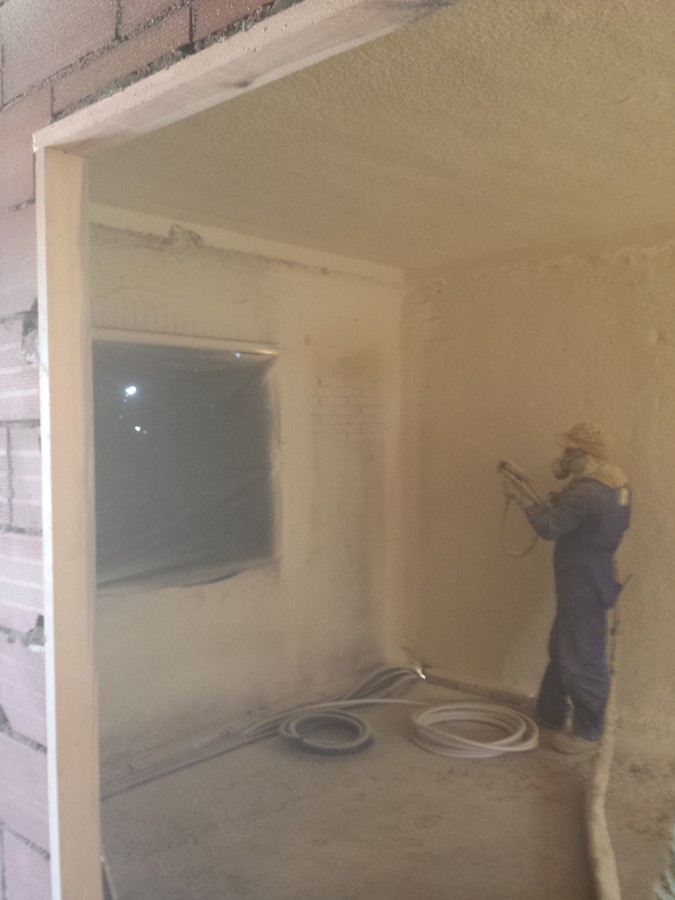 proyectado de poliuretano en parades techo y suelo