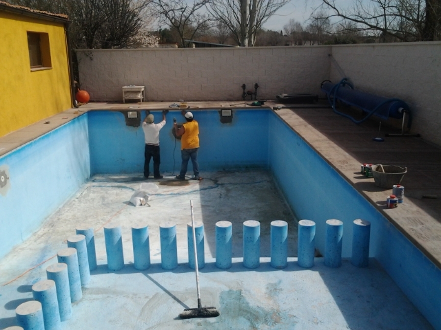 Proyecto de de piscina con zona de niños con cambio de color  